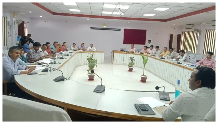 कायाकल्प के निर्धारित मानकों से आच्छादित हों चयनित स्कूल : डीएम