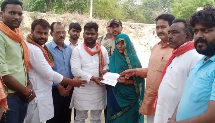 बाराबंकी: डूब कर मरने वाले किशोरों के परिवार को मिली चार-चार लाख की सहायता