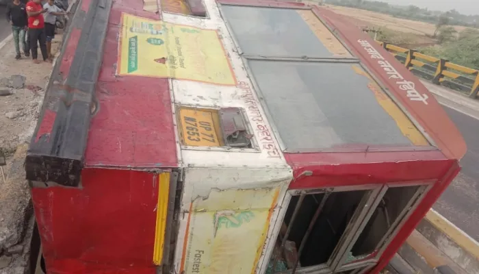 उन्नाव: तेज रफ्तार रोडवेज बस हाईवे पुलिया से गिरी नीचे, मची चीख पुकार