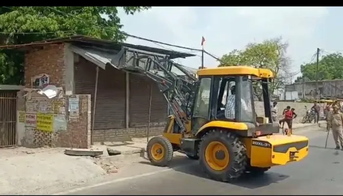 उन्नाव: अस्थाई अतिक्रमण पर गरजा बुलडोजर, दुकानदारों में मची अफरा-तफरी