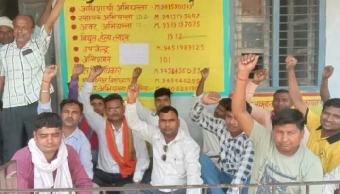 बहराइच: एक्सईएन को पत्र भेजने के बाद भी संविदा कर्मचारियों को नहीं मिल रहा वेतन, दिया धरना