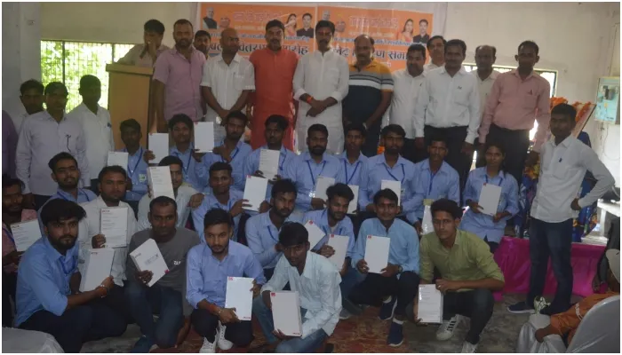 अयोध्या: प्रबंधक ने छात्राओं को दी डिजिटल इंडिया की जानकारी, 120 बच्चों को टेबलेट किया वितरण