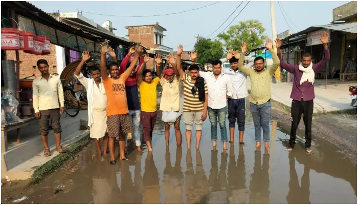 बहराइच: जरा सी बारिश में सड़कें बनी तालाब, लोगों ने किया प्रदर्शन जताई नाराजगी