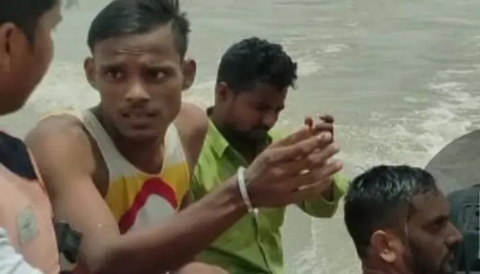 अयोध्या: जल पुलिस ने चाचा-भतीजे को सरयू नदी में डूबने से बचाया