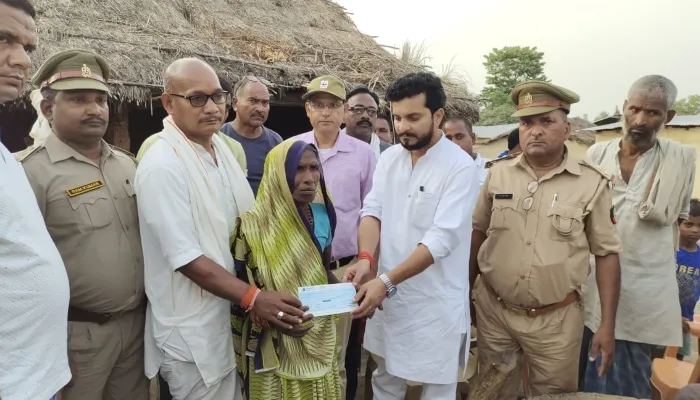 बहराइच: बाघ के हमले में मृतक आश्रित को ब्लॉक प्रमुख और वन कर्मियों ने दी सहायता