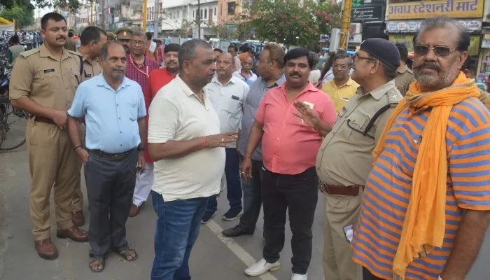 अयोध्या: शहर में चला अतिक्रमण अभियान, प्रशासन ने दिया दुकानदारों को अल्टीमेटम