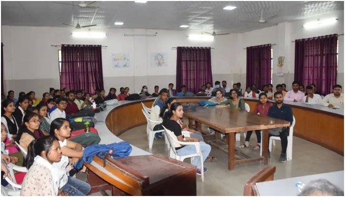 गोरखपुर: सचिव रसायन व पेट्रोकेमिकल आरके चतुर्वेदी ने छात्र जीवन के संस्मरणों को किया ताजा