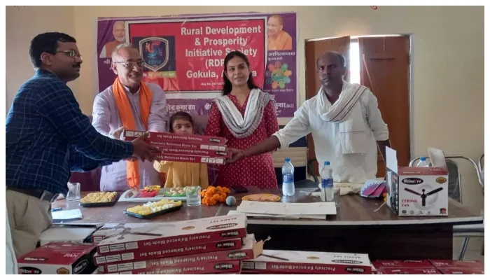 अयोध्या: कैप्टन स्व. डीपी सिंह की स्मृति में आयोजित हुआ कार्यक्रम, विद्यालयों में सोसाइटी ने बांटे 60 सीलिंग फैन