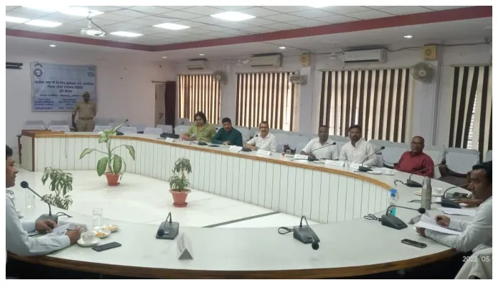 अयोध्या: कलेक्ट्रेट सभागार में हुई ‘जिला गंगा संरक्षण समिति’ की बैठक, DM ने कहा- नालों का पानी ट्रीटमेंट के बाद ही सरयू में गिरेगा