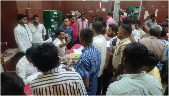 अयोध्या: जिला अस्पताल में हंगामा, मरीज के तीमारदारों ने चिकित्सक के साथ की मारपीट