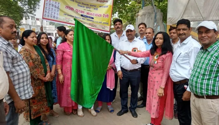 बाराबंकी: निकाली गई सड़क सुरक्षा जागरूकता रैली, शिक्षकों और छात्र छात्राओं ने की शिरकत