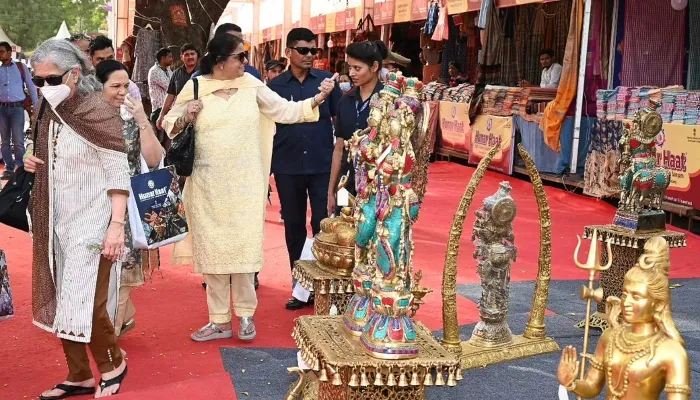आगरा: ताजमहल का दीदार करने पहुंचीं गृह मंत्री की पत्नी सोनल शाह