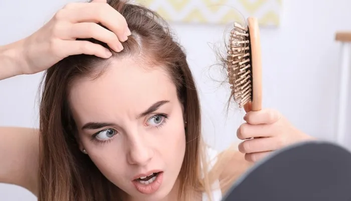 रूखे और बेजान बालों को खूबसूरत बनाने के लिए ऐसे करें Comb