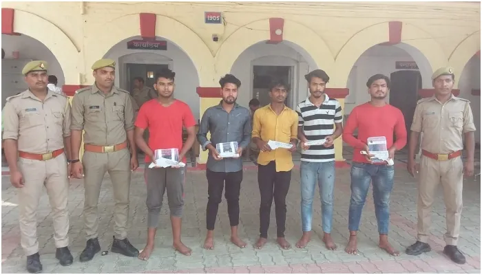 बाराबंकी: पुलिस ने शातिर लुटेरों को किया गिरफ्तार, असलहा और सात मोबाइल फोन बरामद