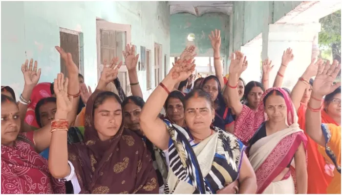 बहराइच: वेतन न मिलने से नाराज आशाओं का प्रदर्शन, सीएचसी अधीक्षक पर लगाए आरोप
