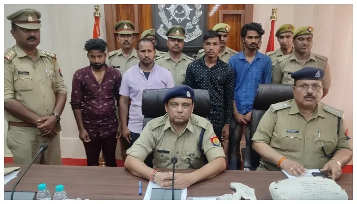 अयोध्या: स्टांप विक्रेता से लूट का खुलासा, चार गिरफ्तार, लाखों रुपये के साथ कट्टा और दो बाइक बरामद