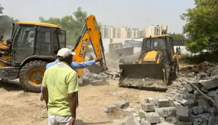 गौतम बुद्ध नगर: प्राधिकरण ने अवैध निर्माण पर चलाया बुलडोजर, 109 करोड़ रुपए की जमीन को कराया कब्जा मुक्त