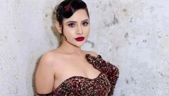 Instagram पर 3 मिलियन Followers होने की खुशी में उर्फी ने दी पार्टी, दोस्तों के संग जमकर किया डांस