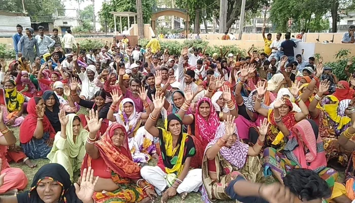 अयोध्या: दो महीने से रुका है वेतन, सफाई कर्मी बैठे हड़ताल पर