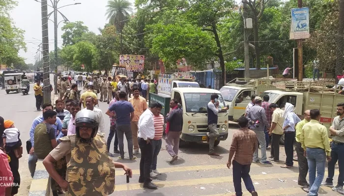 बाराबंकी: ध्वस्त किए गए न्यायालय परिसर के बाहर बने अधिवक्ताओं के चेंबर, नगर पालिका प्रशासन ने चलाया बुलडोजर