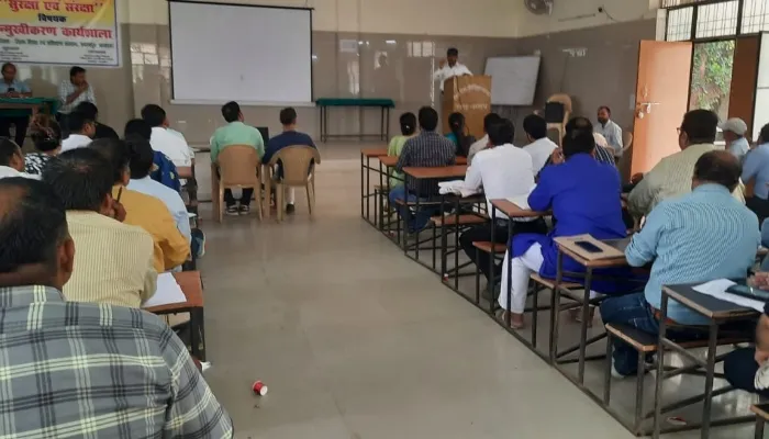 बहराइच: जिला प्रशिक्षण हाल में शिक्षकों की बैठक, योग कक्षा में सम्मिलित हो शिक्षक- बीएसए
