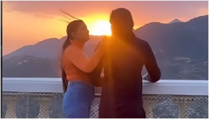 Sunset देखते हुए पति संग रोमांस करते दिखी सपना चौधरी, वीडियो वायरल