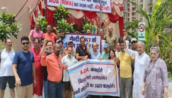 गौतम बुद्ध नगर: पैन ओएसिस हाउसिंग सोसायटी के निवासियों ने बिल्डर के खिलाफ किया धरना
