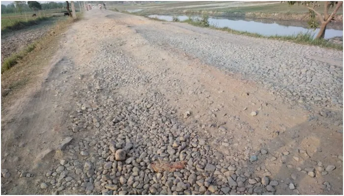 सीतापुर: तीन दर्जन से अधिक गांव के आवागमन का मुख्य मार्ग जर्जर, क्षेत्रीय नागरिकों ने की मरम्मत की मांग