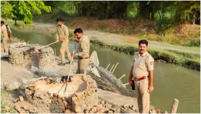 अयोध्या: मड़ना में पुलिस ने मारा छापा, भट्ठियां व तीन हजार लीटर कच्ची  शराब और लहन कराया नष्ट