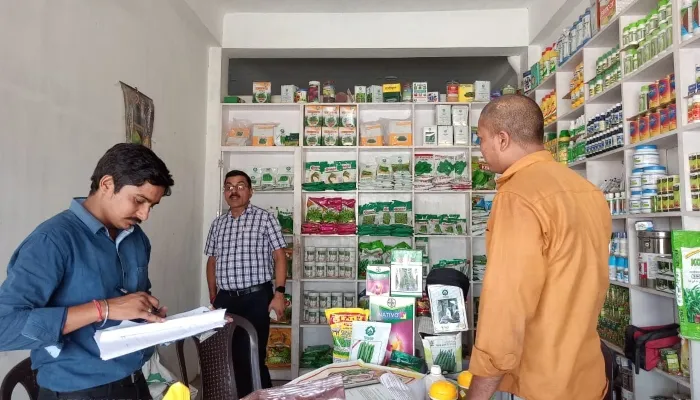 बहराइच: जिला कृषि अधिकारी का बीज की दुकानों पर छापा, दुकान का लाइसेंस निलंबित