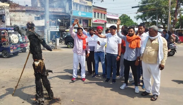 अयोध्या: डिप्टी सीएम मौर्य पर टिप्पणी से भड़की बीजेपी, भाजपाइयों ने अखिलेश का फूंका पुतला
