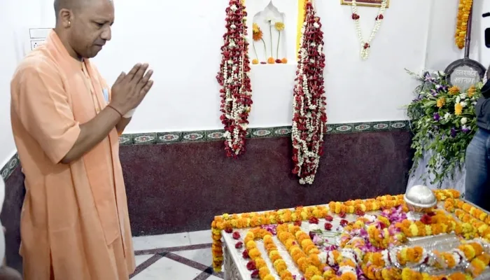गोरखपुर: संत कबीर की साधना स्थली पर राष्ट्रपति के कार्यक्रम की तैयारियों का सीएम योगी ने लिया जायजा