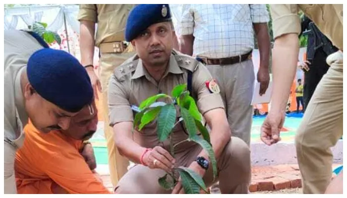 अयोध्या: एसएसपी ने तारुन थाने का किया निरीक्षण, बेहतर पुलिसकर्मियों को किया पुरस्कृत