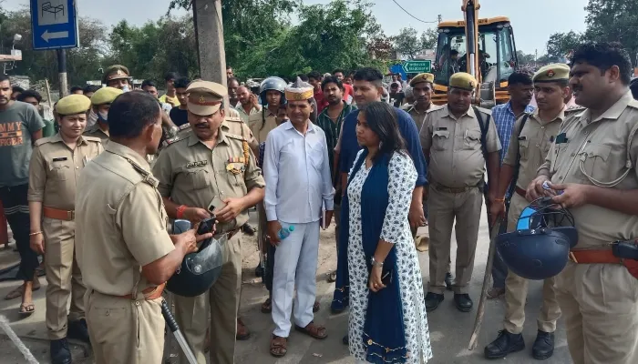 बाराबंकी: रामनगर कस्बे में चला बुलडोजर, दुकानदारों में मचा हड़कंप