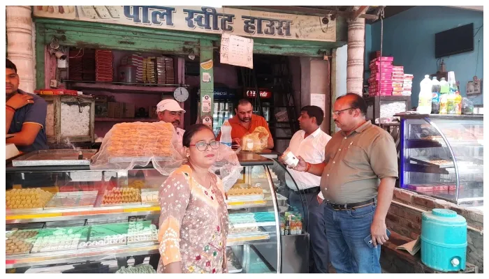 हरदोई: मिलावटखोरी करने वाले दुकानदारों पर खाद्य विभाग ने की कार्यवाही