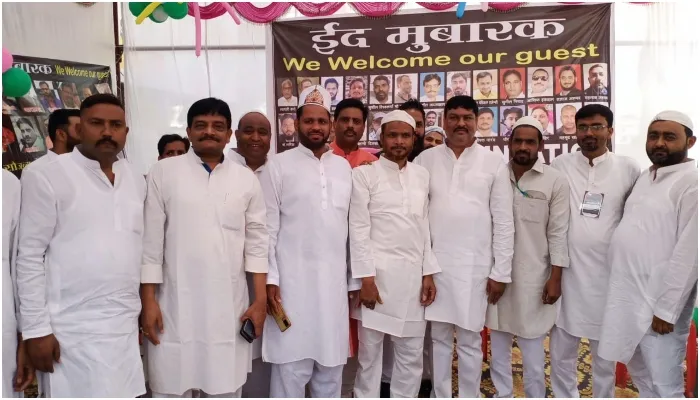 अयोध्या: अमन और भाईचारे की दुआओं के साथ हुई ईद की नमाज, सभी धर्मों के लोगों ने दी बधाइयां