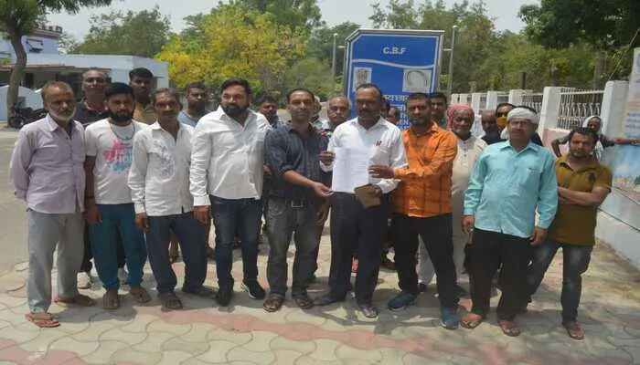अयोध्या : मनमाने टैक्स व गलत पैमाइश को लेकर सौंपा ज्ञापन