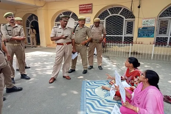 मुरादाबाद : जमीन से कब्जा हटवाने के लिए धरने पर बैठीं महिलाएं, कहा- दबंगों पर हो कार्रवाई