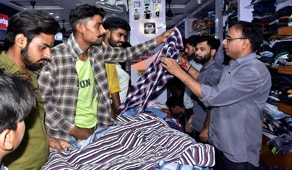 मुरादाबाद : चांद रात पर सुबह तक होगी खरीदारी, महिलाएं घरों में करेंगी ईद की तैयारी