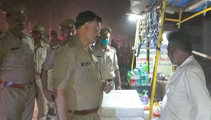 हरदोई : आंधी व तूफान के बीच सड़क पर पैदल निकले एसपी, कानून व्यवस्था का लिया जायजा