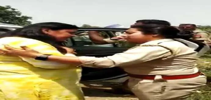 बहराइच : असिस्टेंट कमिश्नर का वाहन डिवाइडर से टकराया, नशे में पुलिस से उलझी