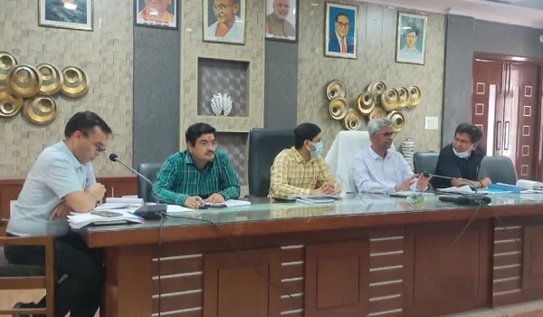 पात्रों को दिलाएं सरकार की योजनाओं का लाभ : डीएम