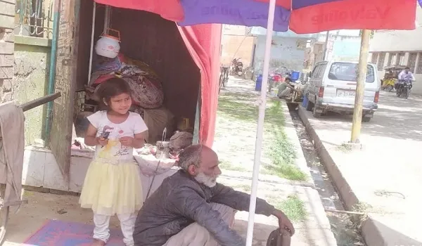 संभल : बिन मां की रजनी पिता संग सड़क पर कर रही जीवनयापन