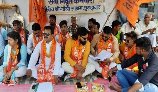 मुरादाबाद : भूख हड़ताल पर बैठे शिवसैनिक, कर्मचारियों का भुगतान कराने की उठाई मांग