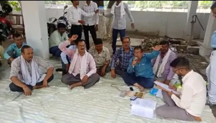 बहराइच: समस्याओं को लेकर चतुर्थ श्रेणी कर्मचारियों ने किया प्रदर्शन, विभाग के अधिशाषी अभियंता को सौंपा ज्ञापन