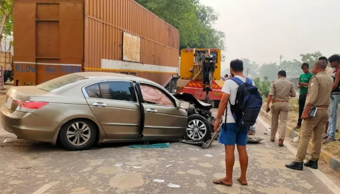 बाराबंकी: हाईवे पर खड़े ट्रक से टकराई कार, तलाशी में मिली अवैध शराब