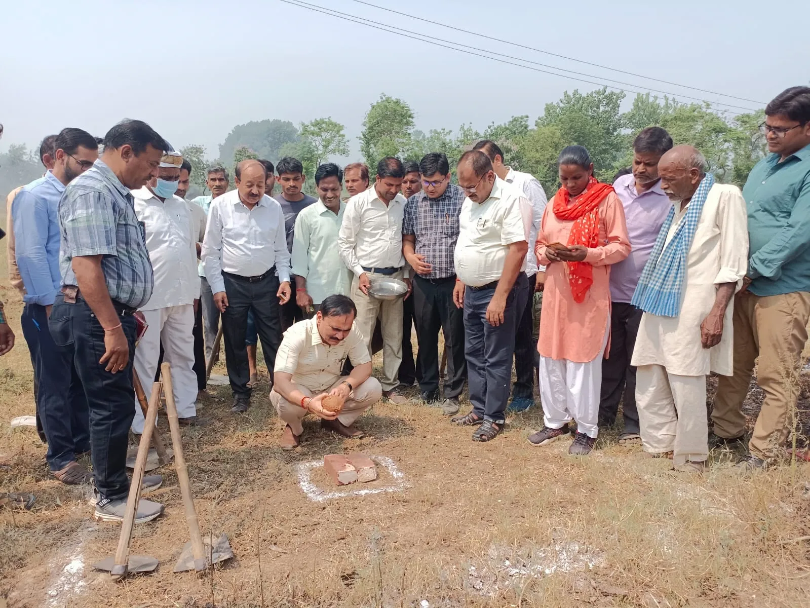 डीएम ने नारियल फोड़कर किया अमृत सरोवर का आरंभ