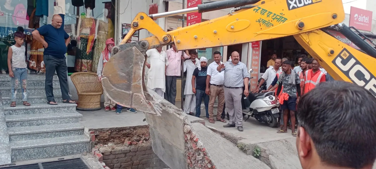 धनौरा में अतिक्रमण पर चला प्रशासन का बुलडोजर