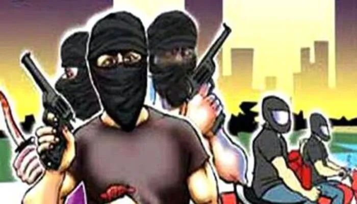 अलीगढ़: नकाबपोशों ने सरेआम फायरिंग करते हुए शराब के ठेकों से उड़ाई लाखों की नकदी, CCTV में कैद हुई वारदात