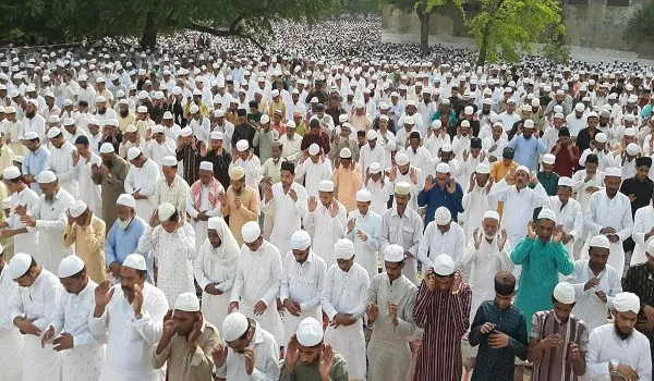 मुरादाबाद : अल्लाह की बारगाह में झुके हजारों सिर, इबादत कर मांगी अमन-चैन की दुआ